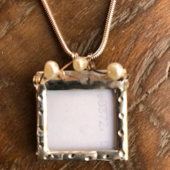 Picture frame pendant in etched silver with 3 little pearls across top - Picture 2 of 11
